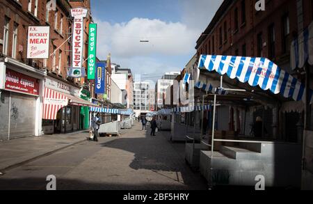 Dublin, Irland - 6. April 2020: Das normalerweise geschäftige Marktgebiet der Moore Street ist aufgrund der Covid-19-Sperrbeschränkungen praktisch verlassen. Stockfoto