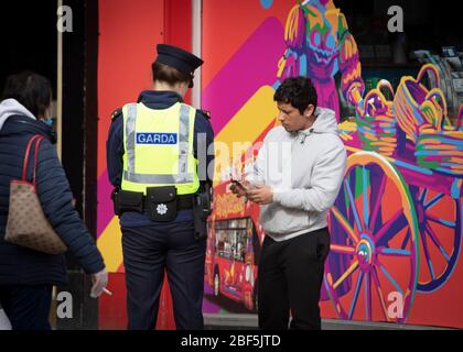 Dublin, Irland - 6. April 2020: Gardai auf Patrouille während Covid-19 Lockdown Beschränkungen für die Bewegung in der Innenstadt. Stockfoto