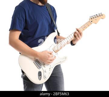 Junger Mann, der Gitarre auf weißem Hintergrund spielt Stockfoto