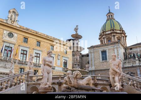 Praetorianischer Brunnen auf der Piazza Pretoria in der Stadt Palermo auf der Insel Sizilien in Italien, Blick auf den Palast von Prag und die Kirche San Giuseppe dei teatini Stockfoto