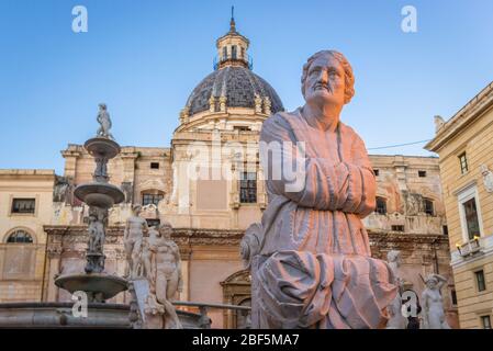 Statue des Praetorian-Brunnens auf der Piazza Pretoria auch als Platz der Schande in der Stadt Palermo in Italien bezeichnet, mit Blick auf die Kirche der Heiligen Katharina im Hintergrund Stockfoto