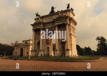 Blick auf Piazza Sempione, mit Arco della Pace, Mailand, Italien. Stockfoto