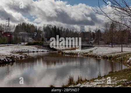 Vorstadtviertel mit leichtem Schnee im finnischen Frühling ohne Menschen Stockfoto