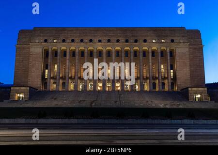 Das finnische parlamentsgebäude ist eines der bekanntesten Wahrzeichen Helsinkis. Es wird noch aktiv genutzt und Touristen können es nur von außen bewundern. Stockfoto