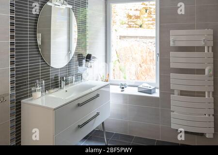Konzept Dekoration, Badezimmer in braunen Fliesen Stockfoto