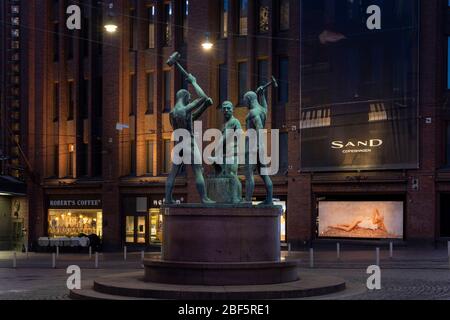 Die Three Smiths Statue ist ein Wahrzeichen der Innenstadt von Helsinki und wurde 1932 von der Stiftung "Pro Helsinki" mit finanzieller Unterstützung des Geschäftsmannes J.Tallberg errichtet. Stockfoto