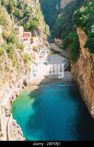 Berühmte fiordo di Furore Strand von der Brücke aus gesehen. Stockfoto