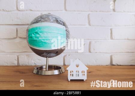Konzeptionelles Foto der weltweiten Coronavirus-Pandemie. Die Menschen beobachten Quarantäne, während sie zu Hause sind, sie haben Angst, an einer Kovid19 krank zu werden. Stockfoto