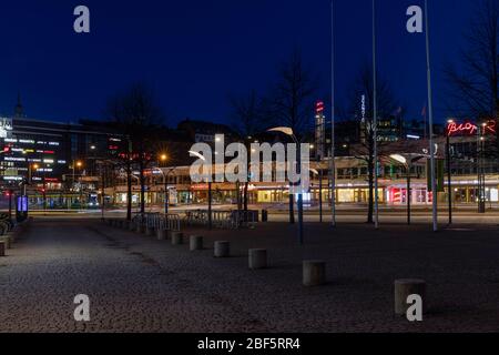 Restaurants wegen einer Pandemie des Coronavirus geschlossen zu haben, hat die Straßen von Helsinki geleert. Die Hauptstraße in der Stadt, Mannerheimintie, hat keine Autos, die auf ihr fahren. Stockfoto