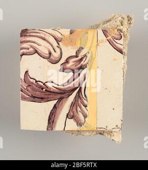 Wandseite. Zwei vertikale Rechtecke, dreiundzwanzig Fliesen hoch. A) neun Fliesen breit oben; sieben Fliesen breit unten. B) zehn und eine Hälfte Fliesen breit.Arabeske Design des Laubes. A) mit zentrierter Figur der Gerechtigkeit unter einem Baldachin. B) mit zentrierter Urne. Stockfoto