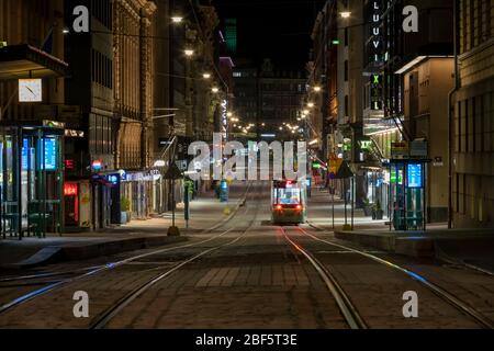 Finnland hat alle Restaurants aufgrund der aktuellen Coronakrise geschlossen. Damit sind die Straßen von Helsinki geleert. Auch am Wochenende kein Nachtleben. Stockfoto