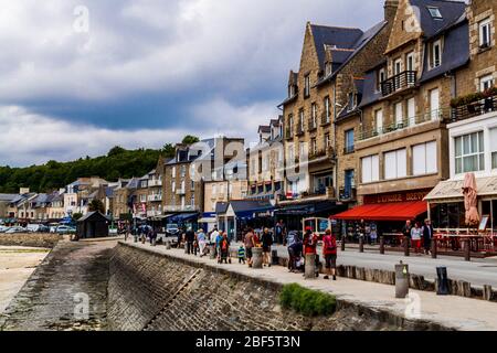 Cancale, Bretagne, Frankreich - 31. Mai 2018: Uferdamm einer Küstenstadt bei Ebbe. Stockfoto