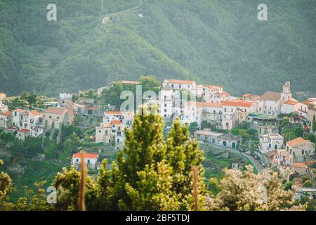 Schönen gemütlichen Bucht mit Booten und klaren türkisblauen Wasser in Italien Stockfoto