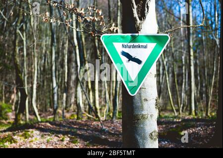 Deutsches Zeichen, das auf einen bedeutenden natürlichen Standort hinweist. Text Naturdenkmal, in englischer Sprache Naturdenkmal. Stockfoto