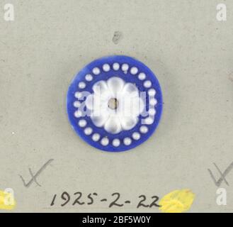 Taste. Kreisförmiges Medaillon im Stil von Wedgewood Jasperware; offene Blüten mit zwölf runden Blütenblättern, umgeben von einem Dots-Ring; weiß auf blauem Grund; zentrales Loch.auf Karte 4 Stockfoto