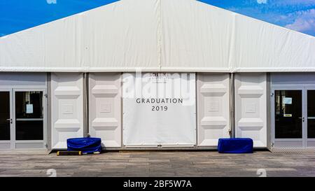 Provisorisches Gebäude für die Abschlussfeier der Solent University auf dem Guildhall Square in Southampton, England. Stockfoto