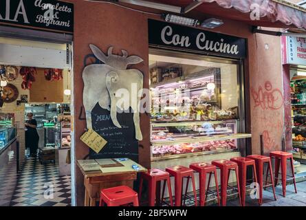 Fleischgeschäft auf dem Mercato di Mezzo Lebensmittelmarkt in Bologna, Hauptstadt und größte Stadt der Emilia Romagna Region in Norditalien Stockfoto