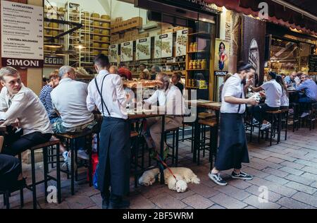 Salumeria Simoni Shop auf dem Mercato di Mezzo Lebensmittelmarkt in Bologna, Hauptstadt und größte Stadt der Emilia Romagna Region in Norditalien Stockfoto