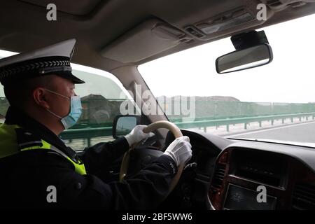 Jiuquan, Chinas Provinz Gansu. April 2020. Der Verkehrspolizist Chen Gang patrouilliert entlang einer Schnellstraße in der Stadt Mazongshan in Jiuquan, nordwestlich der chinesischen Provinz Gansu, 16. April 2020. Verkehrspolizei hält an ihren Positionen fest, um die Transportsicherheit in Masongshan Town zu gewährleisten, einer Grenzstadt mit rauer natürlicher Umgebung in der nordwestlichen Provinz Gansu. Kredit: Du Zheyu/Xinhua/Alamy Live News Stockfoto