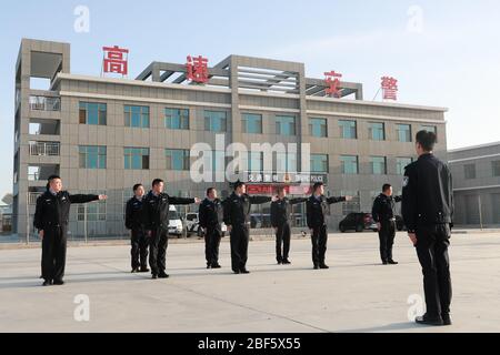 Jiuquan, Chinas Provinz Gansu. April 2020. Verkehrspolizisten bereiten sich auf die morgendliche Übung vor der Verkehrspolizeistation in der Stadt Mazongshan in Jiuquan, nordwestlich der Provinz Gansu, am 16. April 2020 vor. Verkehrspolizei hält an ihren Positionen fest, um die Transportsicherheit in Masongshan Town zu gewährleisten, einer Grenzstadt mit rauer natürlicher Umgebung in der nordwestlichen Provinz Gansu. Kredit: Du Zheyu/Xinhua/Alamy Live News Stockfoto