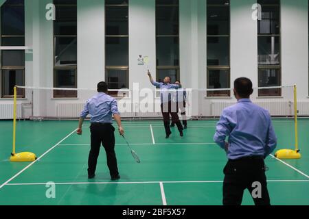 Jiuquan, Chinas Provinz Gansu. April 2020. Verkehrspolizisten spielen Badminton während ihrer Freizeit auf der Verkehrspolizeistation in der Stadt Mazongshan in Jiuquan, nordwestlich der Provinz Gansu, 16. April 2020. Verkehrspolizei hält an ihren Positionen fest, um die Transportsicherheit in Masongshan Town zu gewährleisten, einer Grenzstadt mit rauer natürlicher Umgebung in der nordwestlichen Provinz Gansu. Kredit: Du Zheyu/Xinhua/Alamy Live News Stockfoto