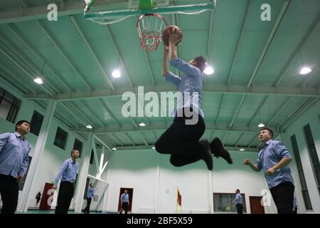 Jiuquan, Chinas Provinz Gansu. April 2020. Verkehrspolizisten spielen Basketball in ihrer Freizeit auf der Verkehrspolizeistation in der Stadt Mazongshan in Jiuquan, nordwestlich der Provinz Gansu, 16. April 2020. Verkehrspolizei hält an ihren Positionen fest, um die Transportsicherheit in Masongshan Town zu gewährleisten, einer Grenzstadt mit rauer natürlicher Umgebung in der nordwestlichen Provinz Gansu. Kredit: Du Zheyu/Xinhua/Alamy Live News Stockfoto
