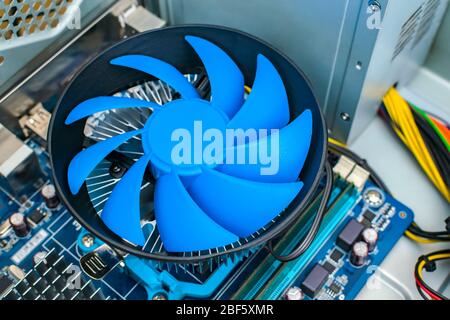 Nahaufnahme eines Kühlsystems für den Computerprozessor mit einem großen blauen Lüfter Stockfoto