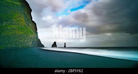 Die Klippen von der Gemeinde Vik in Island Reynisdrangar Basalt Meer stapelt Stockfoto
