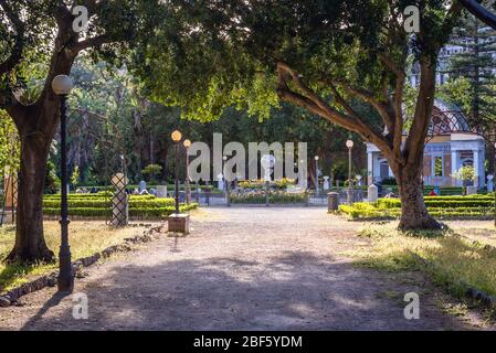 Villa Giulia Park auch bekannt als Villa del Popolo oder Villa Flor in Palermo Stadt auf Sizilien, Italien, Blick mit Uhr der Dodekaeder Sonnenuhr Stockfoto