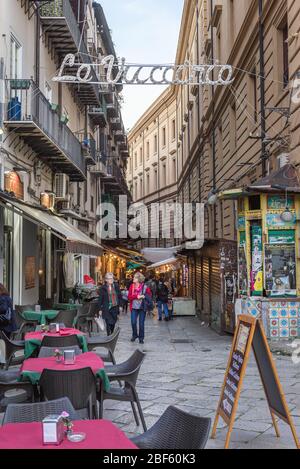 Zeichen des Freiluft-Straßenmarktes La Vucciria an der Macchirrlai-Straße in der süditalienischen Stadt Palermo, der Hauptstadt der autonomen Region Sizilien Stockfoto