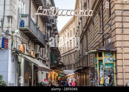 Zeichen des Freiluft-Straßenmarktes La Vucciria an der Macchirrlai-Straße in der süditalienischen Stadt Palermo, der Hauptstadt der autonomen Region Sizilien Stockfoto