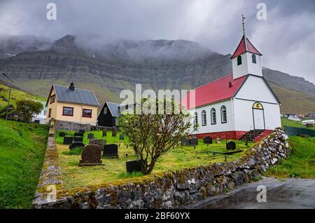Sehr kleines Dorf mit Kirche auf den Färöern Stockfoto