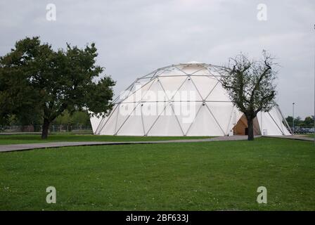 White Lightweight Geodätische Kuppel Vitra Campus von T.C. Howard Synerggetics Nach Buckminster Fuller Stockfoto