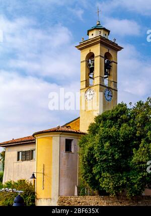 Glockenturm der Kirche Chiesetta di San Vigilio, Bergamo, Italien. Stockfoto