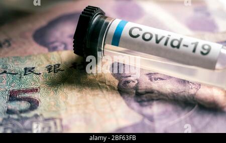 Coronavirus Fläschchen auf chinesischen Banknoten, konzeptionelles Bild Stockfoto