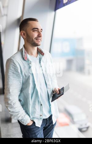 Mann hält Pässe und boarding pass am Flughafen warten, den Flug Stockfoto