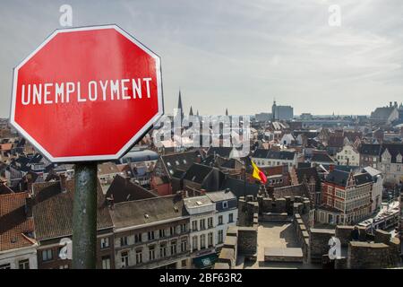 Arbeitslosenzeichen auf dem Hintergrund der Brüsseler Innenstadt. Finanzcrash in der Weltwirtschaft wegen Coronavirus. Globale Wirtschaftskrise, Rezession Stockfoto