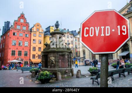 Corona Virus Stop Schild mit Blick auf die historische Altstadt in Stockholm, Schweden. Warnung vor epidemischer Quarantäne. Pandemie der Coronavirus-Krankheit. COVID-19 Stockfoto