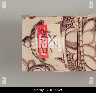 Fliesenwandseite. Horizontales Rechteck. Dreißig Fliesen breit und dreiundzwanzig Fliesen hoch mit Öffnung für Kamin elf Fliesen breit und zehn hoch. Stockfoto