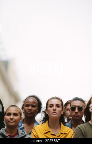 Gruppe von sozialen Aktivisten protestiert still. Junge Menschen streiken für ihre Rechte. Stockfoto