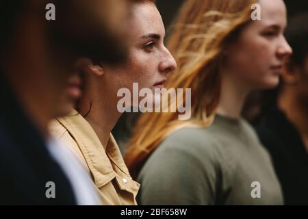 Aktivistin mit Menschen, die stillen Protest tun. Soziale Aktivisten protestieren schweigend. Stockfoto