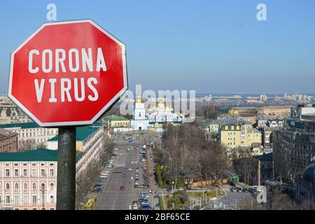 Corona Virus Stop-Zeichen mit Panorama von Kiew, Ukraine. Warnung vor epidemischer Quarantäne. Pandemie der Coronavirus-Krankheit. COVID-2019 Warnzeichen Stockfoto