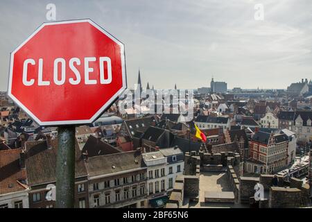 Geschlossenes, geschlossenes Stoppschild mit Blick auf Brüssel, Belgien. Geschlossene Einrichtungen wegen Corona-Virus. COVID-19 Pandemiequarantäne. Stockfoto