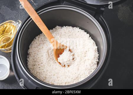 Multicooker mit gekochtem Reis auf dem Tisch Stockfoto