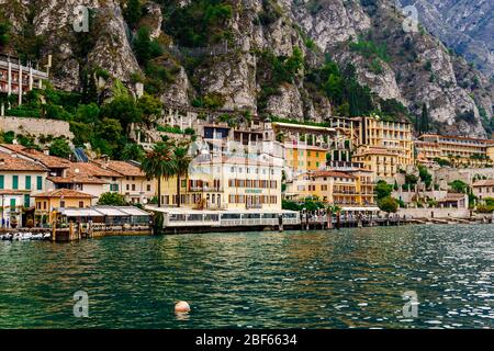 Limone Sul Garda, Brescia / Italien - 24. September 2017: Bunte Häuser und Hotels am Seeufer vor der Kulisse der Berge. Stockfoto