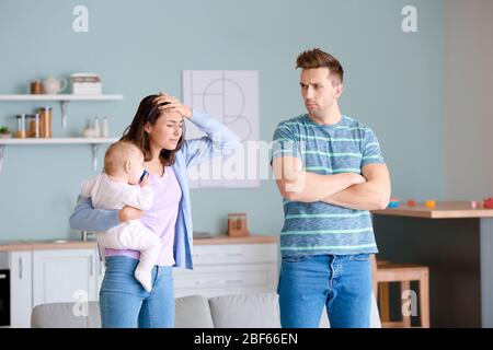 Gestresste Paar leiden an postnatalen Depressionen zu Hause Stockfoto