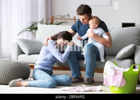 Gestresste Paar leiden an postnatalen Depressionen zu Hause Stockfoto