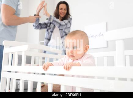 Nettes Baby im Bett und gestresste Paar leiden an postnatalen Depression zu Hause Stockfoto