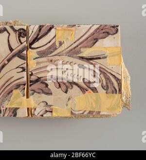 Wandseite. Zwei vertikale Rechtecke, dreiundzwanzig Fliesen hoch. A) neun Fliesen breit oben; sieben Fliesen breit unten. B) zehn und eine Hälfte Fliesen breit.Arabeske Design des Laubes. A) mit zentrierter Figur der Gerechtigkeit unter einem Baldachin. B) mit zentrierter Urne. Stockfoto