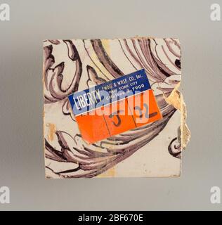 Wandseite. Zwei vertikale Rechtecke, dreiundzwanzig Fliesen hoch. A) neun Fliesen breit oben; sieben Fliesen breit unten. B) zehn und eine Hälfte Fliesen breit.Arabeske Design des Laubes. A) mit zentrierter Figur der Gerechtigkeit unter einem Baldachin. B) mit zentrierter Urne. Stockfoto